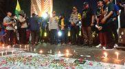 Para pecinta sepak bola di Kota Palu menggelar aksi seribu lilin dan doa bersama sebagai wujud belasungkawa atas tragedi Kanjuruhan, Senin (3/10/2022)/hariansulteng