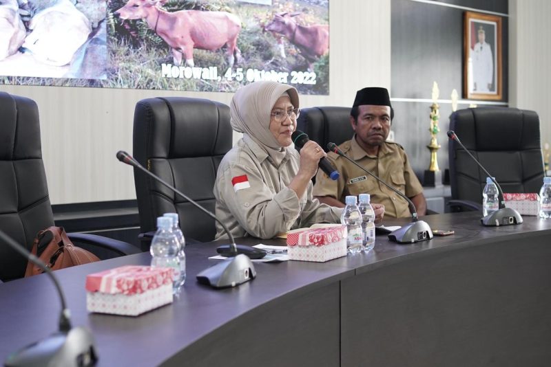 Kabid Kesehatan Hewan dan Kesmavet Dinas Perkebunan dan Peternakan Sulteng, Dandy Alfita, saat berikan arahan di Morowali. Foto : Istimewa