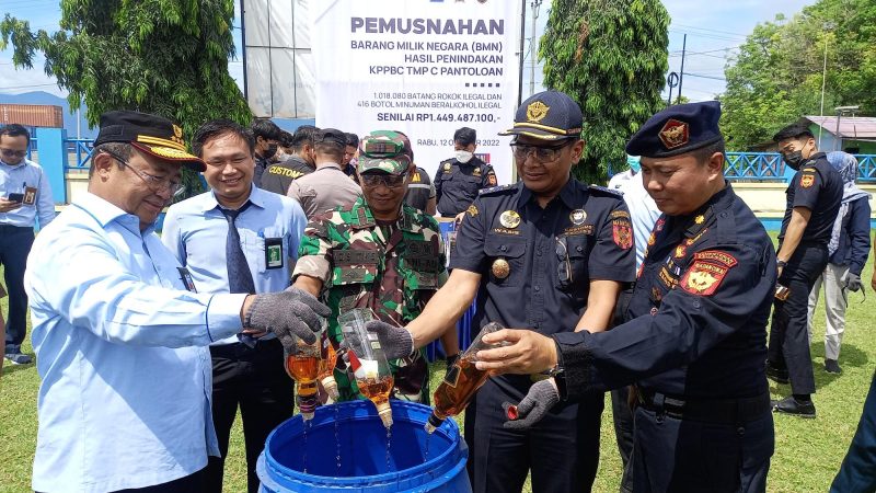 Pemusnahan Barang Kena Cukai Hasil Tembakau (BKC HT) ilegal yang dilaksanakan oleh Kantor Pengawasan dan Pelayanan Bea dan Cukai (KPPBC) Tipe Madya Pabean C Pantoloan, di halaman kantornya Jl Raya Pelabuhan Pantoloan, Kota Palu, Sulteng, Rabu (12/10/2022).