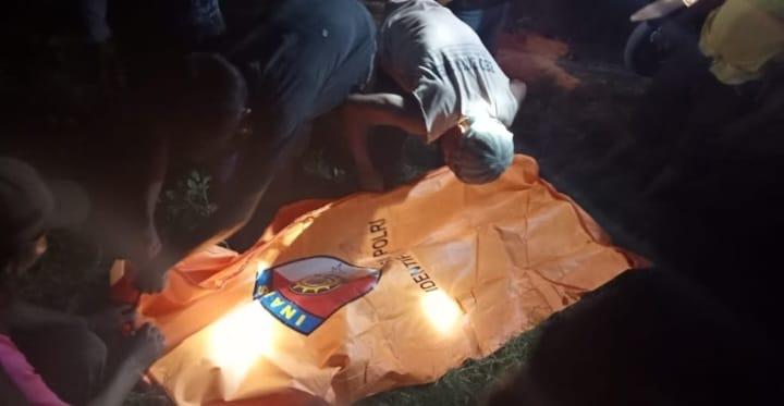 Sesosok mayat pria ditemukan tewas di pinggir Sungai Wuno, Desa Oloboju, Kecamatan Sigi Kota, Kabupaten Sigi, Selasa (8/11/2022) malam/Ist