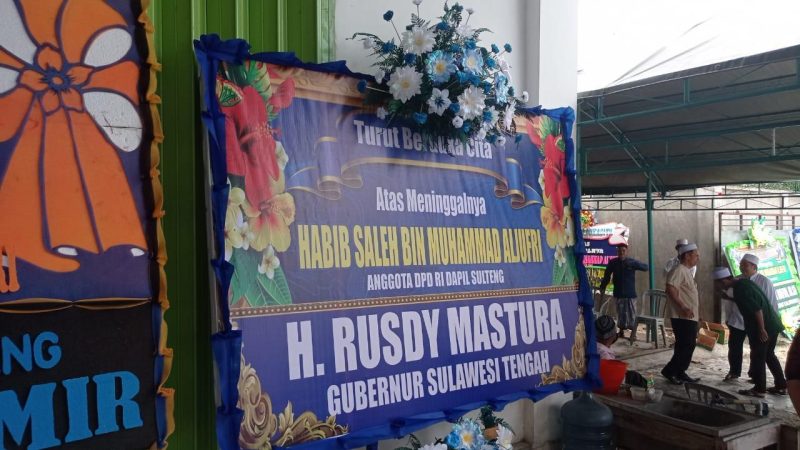Karangan bunga dari Gubernur Sulteng, Rusdy Mastura di rumah duka Habib Shaleh bin Muhammad Aljufri/hariansulteng