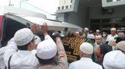 Ribuan masyarakat mengantar jenazah Habib Shaleh ke lokasi pemakaman usai disalatkan di Masjid Nur Assa'adah, Kelurahan Boyaoge, Kota Palu, Sabtu (12/11/2022)/hariansulteng
