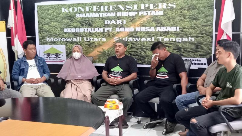Ambo Endre meneteskan air mata dalam konferensi di Kantor Komnas HAM Sulteng terkait konflik petani dengan PT ANA, Senin (14/11/2022)/hariansulteng