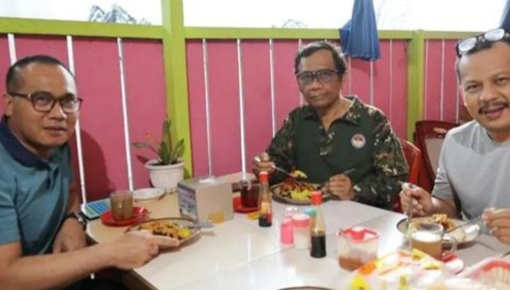 Menko Polhukam, Mahfud MD unggah foto saat sarapan di Warkop Harapan Cemerlang, Kota Palu, Sulawesi Tengah/Instagram @mohmahfudmd