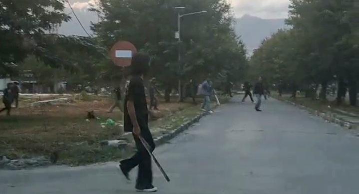 Tangkapan layar ratusan mahasiswa Program Studi (Prodi) Teknik Mesin dan Teknik Sipil Universitas Tadulako (Untad) terlibat tawuran, Selasa (29/11/2022) sore/Ist
