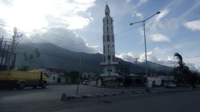 Menara Masjid Al Mujahidin mengalami kemiringan akibat terdampak guncangan gempa magnitudo 7,4 pada 2018 silam/hariansulteng