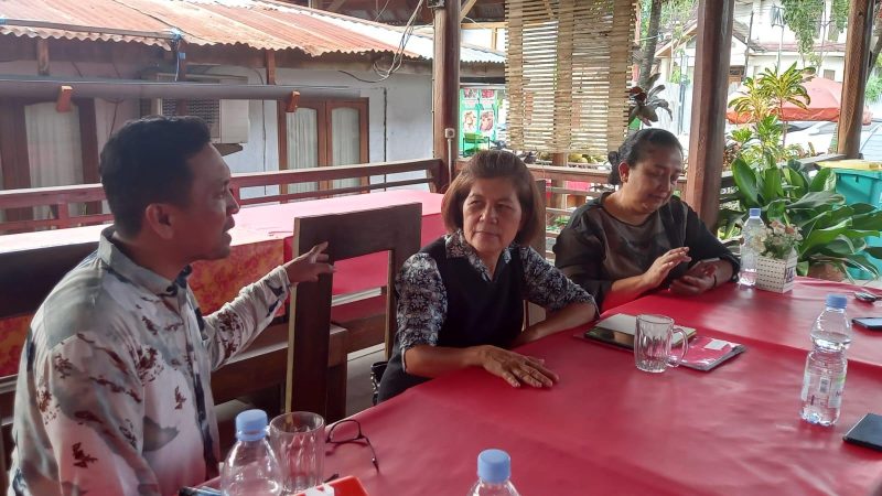 Netty Kalengkongan (tengah) bersama tim penasehat hukumnya/hariansulteng