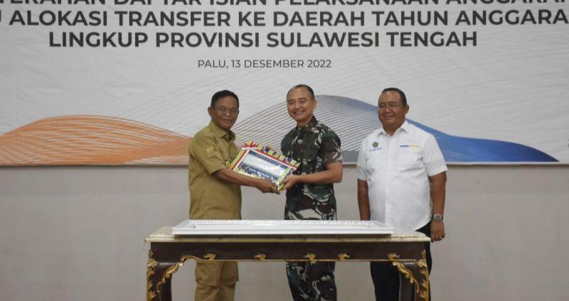 Gubernur Sulteng, Rusdy Mastura menyerahkan Daftar Isian Pelaksanaan Anggaran (DIPA) Tahun Anggaran 2023 kepada Korem 132/Tadulako, Selasa (13/12/2022)/Korem 132/Tadulako