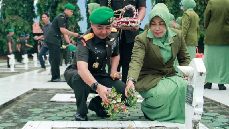 Danrem 132/Tadulako, Brigjen TNI Toto Nurwanto menabur bunga di TMP Tatura, Rabu (14/12/2022)/Ist