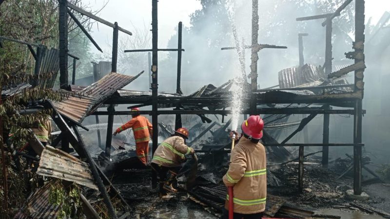 Kobaran api melalap sebuah rumah di Jalan Padanjakaya, Kelurahan Pengawu, Kota Palu, Selasa (20/12/2022)/hariansulteng