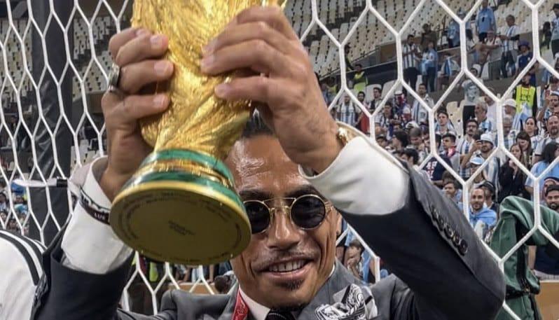 Salt Bae memegang trofi Piala Dunia 2022/Instagram @nusr_et