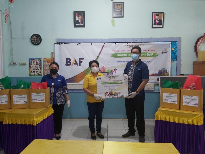 Area Office Head BAF Palu Irwan Purwanto menggelar program Corporate Social Responsibility (CSR) BAF Caring for Children di SD Imanuel Palu dan diterima oleh Hasnawati Larope Wakil Kepala Sekolah SD Imanuel Palu/istimewa 