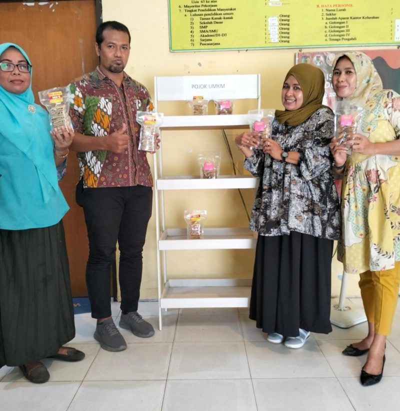 Demi membantu memasarkan produk UMKM milik warganya, lurah Kabonena Putra Maharandha Airlangga meluncurkan program Pojok UMKM/istimewa 