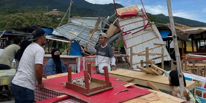 Puting beliung porak-porandakan lapak pedagang di Huntap Duyu, Rabu (4/1/2023)/Ist