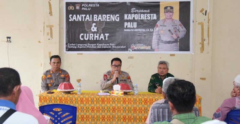 Kapolresta Palu, Kombes Barliansyah melaksanakan kegiatan Santai Bareng dan Curhat bersama masyarakat Kelurahan Lolu Utara, Kamis (12/1/2023)/Ist