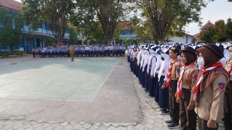Wakil Wali Kota Palu Reny A Lamadjido memimpin langsung jalannya upacara Peringatan HUT ke-60 SMP Negeri 2 Palu. 