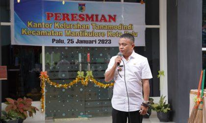 Wali Kota Palu, Hadianto Rasyid secara simbolis meresmikan Kantor Kelurahan Tanamodindi di Jalan Veteran, Rabu (25/1/2023)/Pemkot Palu