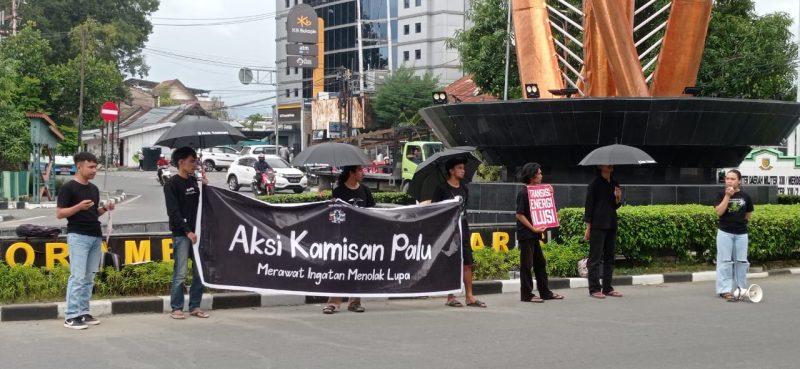 Sejumlah pemuda menggelar Aksi Kamisan ke-47 di Tugu Nol Kilometer simpang Jalan Jenderal Sudirman - Jalan Sultan Hasanuddin, Kota Palu, Kamis (26/1/2023)/hariansulteng
