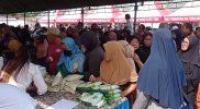 Warga menyerbu pasar murah di Lapangan THU, Kelurahan Ujuna, Kecamatan Palu Barat, Kota Palu, Selasa (7/2/2023)/hariansulteng