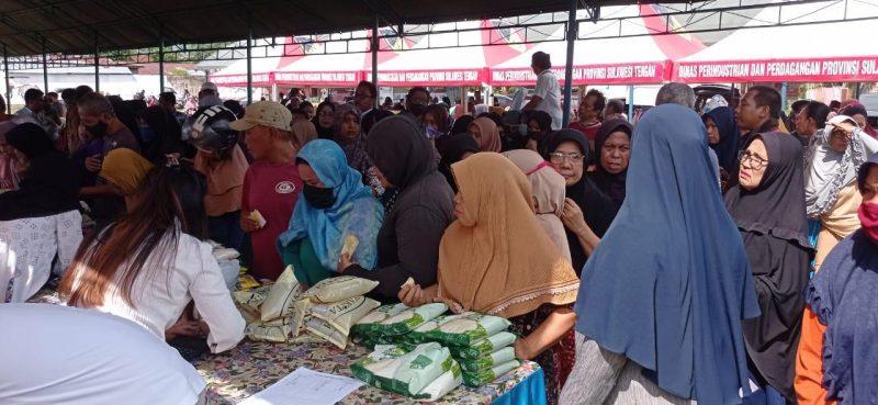 Warga menyerbu pasar murah di Lapangan THU, Kelurahan Ujuna, Kecamatan Palu Barat, Kota Palu, Selasa (7/2/2023)/hariansulteng