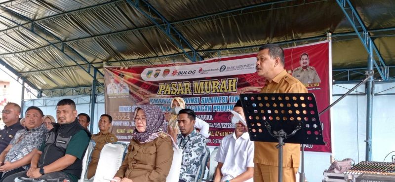 Kepala Biro Perekonomian Setda Sulteng, Yuniarto Pasman membuka pasar murah di Kelurahan Ujuna, Kota Palu, Selasa (7/2/2023)/hariansulteng