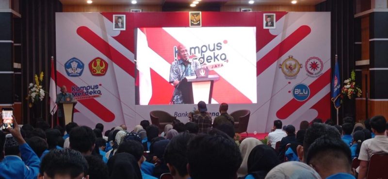 Anggota VI BPK RI, Pius Lustrilanang menjadi keynote speaker dalam bedah buku Aldera, Potret Gerakan Politik Kaum Muda 1993 - 1998, Kamis (9/1/2023)/hariansulteng
