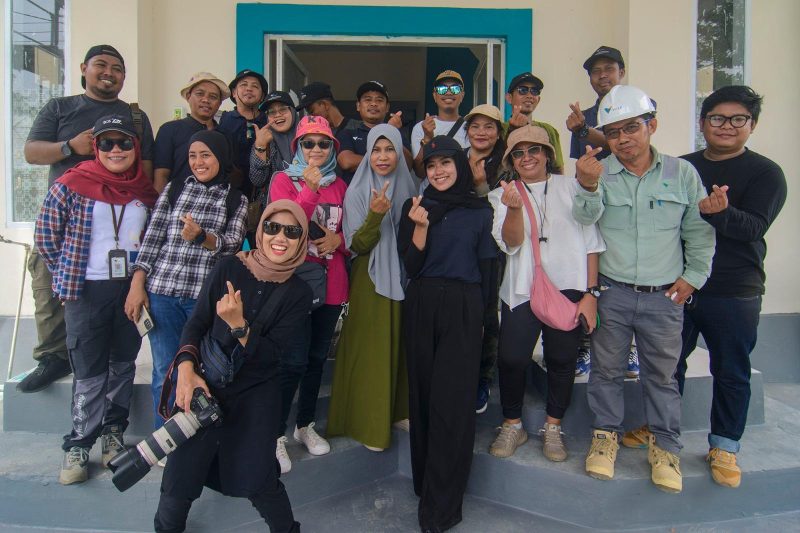 Foto bersama awak media dan Kepala Puskesmas Bahomotefe saat kunjungan  pada Program CSR PT Vale Indonesia Tbk di Puskesmas Bahomotefe, Kecamatan Bungku Timur, Kabupaten Morowali, Sulawesi Tengah