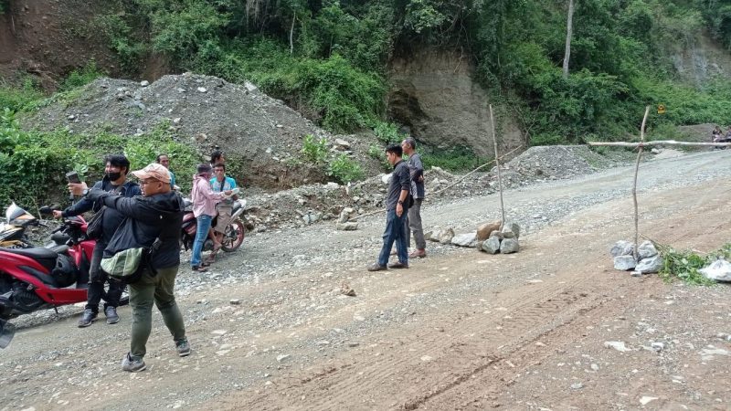 Sejumlah warga melakukan aksi penutupan jalan hauling di wilayah Kelurahan Watusampu, Kecamatan Ulujadi, Kota Palu, Rabu (1/3/2023)/hariansulteng