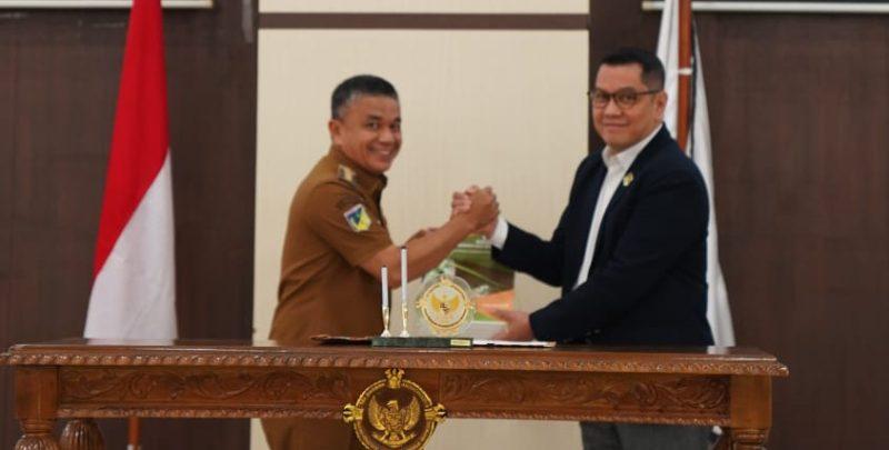 Wali Kota Palu, Hadianto Rasyid menyerahkan LKPD tahun anggaran 2022 kepada BPK Sulteng/Pemkot Palu