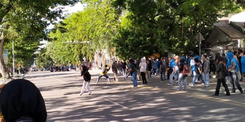 Mahasiswa lempari Kantor DPRD Sulteng dalam aksi menolak Perppu Cipta Kerja, Senin (3/4/2023)/hariansulteng