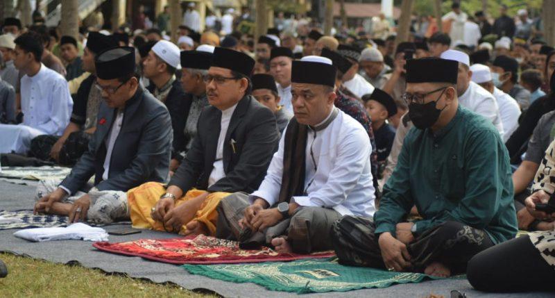 Wali Kota Palu, Hadianto Rasyid menunaikan salat Idulfitri di Lapangan Vatulemo, Kota Palu, Sulawesi Tengah, Sabtu (22/4/2023)/Pemkot Palu