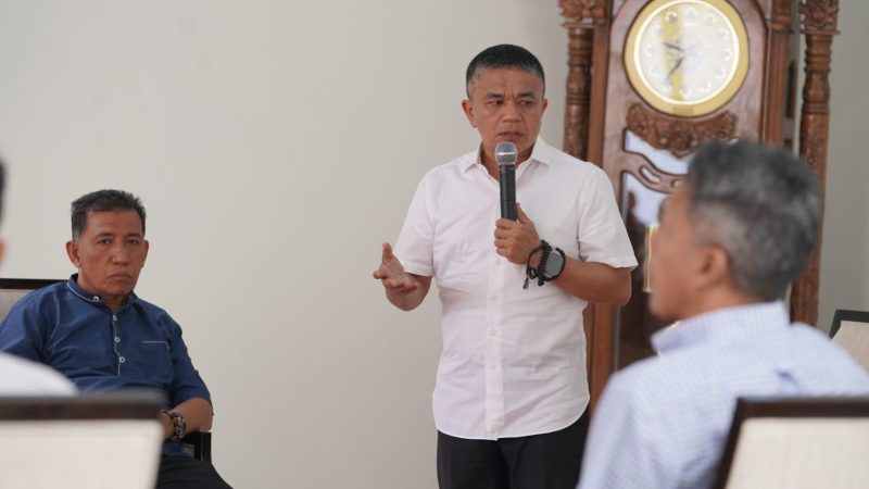 Wali Kota Palu, Hadianto Rasyid melakukan pertemuan dengan seluruh pimpinan OPD di lingkup Pemerintah Kota Palu, Senin (1/5/2023)/Pemkot Palu