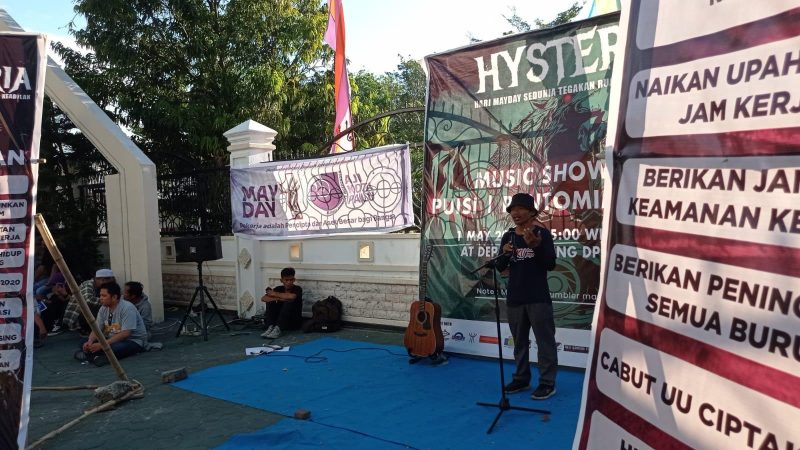 AJI Palu bersama sejumlah LSM menggelar aksi peringati Hari Buruh Internasional, Senin (1/5/2023)/hariansulteng