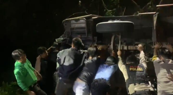 Sebuah bus yang mengangkut puluhan penumpang terperosok masuk ke dalam jurang di Jalur Kebun Kopi, Rabu (3/5/2023)/Ist