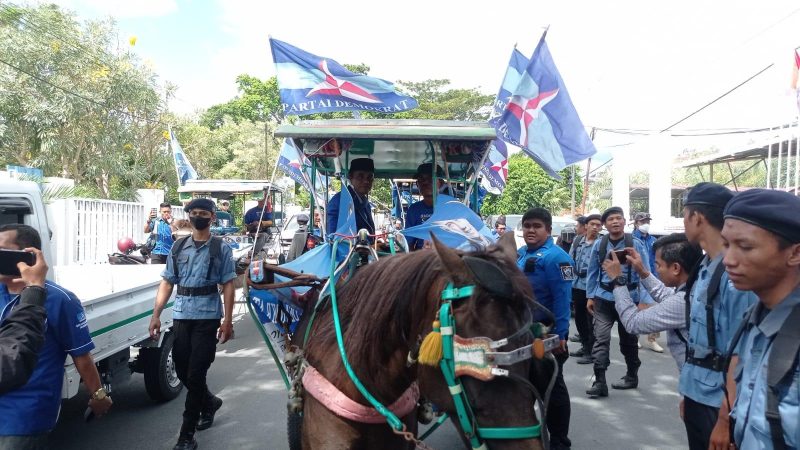 Iring-iringan dokar ramaikan pendaftaran bakal caleg Demokrat Sulteng, Minggu (14/5/2023)/hariansulteng