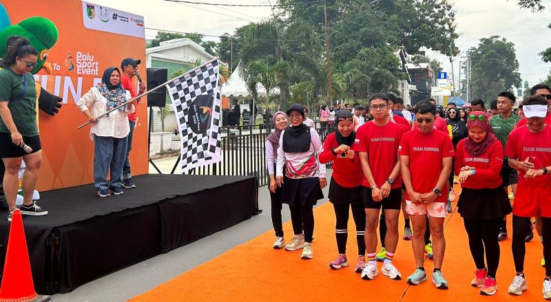Wakil Wali Kota Palu, Reny A Lamadjido secara simbolis melepas peserta fun run 5 km, Minggu (21/5/2023)/Pemkot Palu