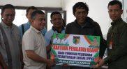 Wali Kota Hadianto Rasyid secara simbolis menyerahkan bantuan peralatan usaha di Kantor Dinas Sosial (Dinsos) Kota Palu, Jumat (26/5/2023)/Pemkot Palu