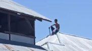Seorang pria di Desa Tinggede kabur ke atap rumah usai membacok warga/Ist