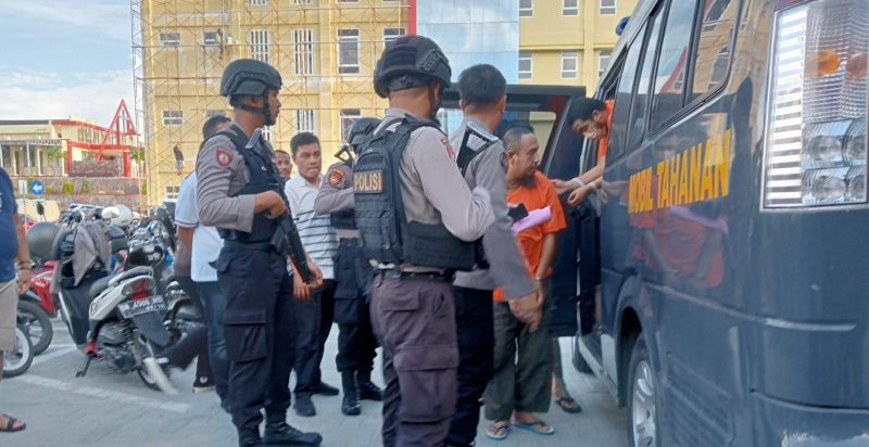 Sejumlah tersangka persetubuhan remaja putri di Parimo tiba di Mapolda Sulteng, Rabu (31/5/2023)/hariansulteng