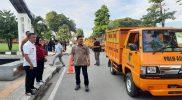 Wali Kota Palu, Hadianto Rasyid menyerahkan langsung kunci kendaraan pengangkut sampah sebanyak 22 Unit kepada para petugas/Pemkot Palu