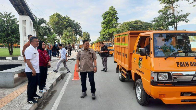Wali Kota Palu, Hadianto Rasyid menyerahkan langsung kunci kendaraan pengangkut sampah sebanyak 22 Unit kepada para petugas/Pemkot Palu