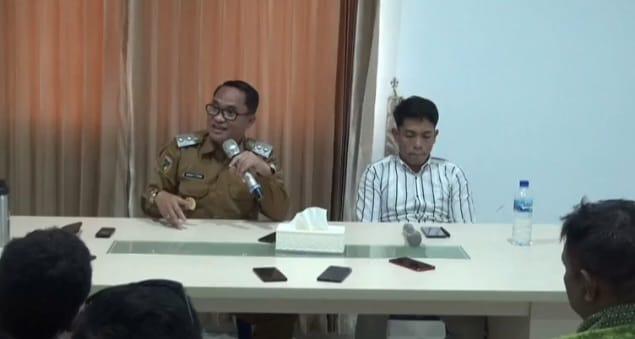 Wakil Bupati Sigi, Samuel Yansen Pongi (kiri) gelar jumpa pers terkait ancaman dan pemerasan terhadap dirinya/Ist