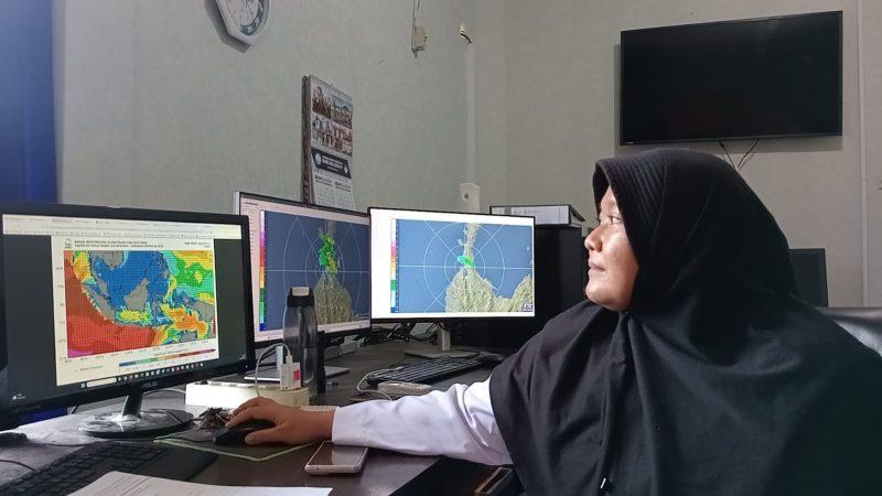 Prakirawan BMKG Stasiun Mutiara Sis Aljufri Palu, Isna Putri/hariansulteng