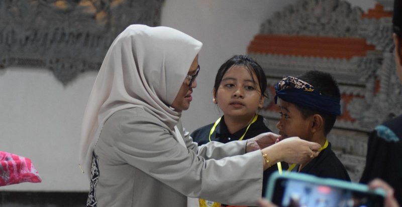 Sekretaris Daerah Kota Palu, Irmayanti Pettalolo melepas Kontingen Kota Palu yang akan berlaga di ajang Utsawa Dharma Gita (UDG) XV Tingkat Provinsi Sulawesi Tengah/Pemkot Palu