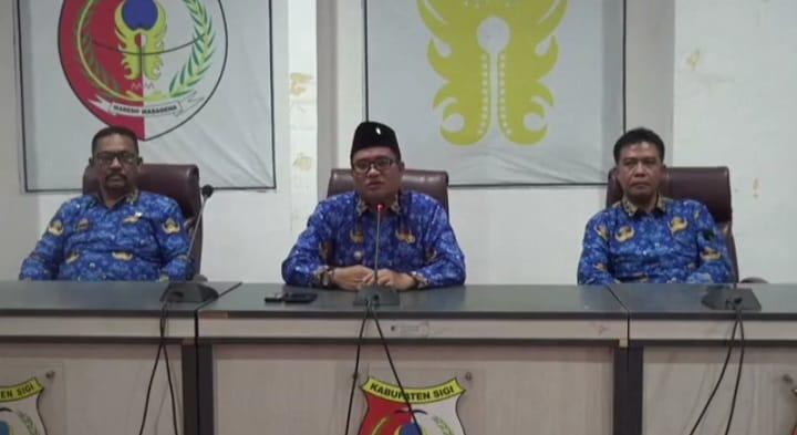 Wakil Bupati Sigi, Samuel Yansen Pongi gelar jumpa pers terkait kunjungan Wali Kota Palu ke Danau Lindu, Senin (17/7/2023)/Ist