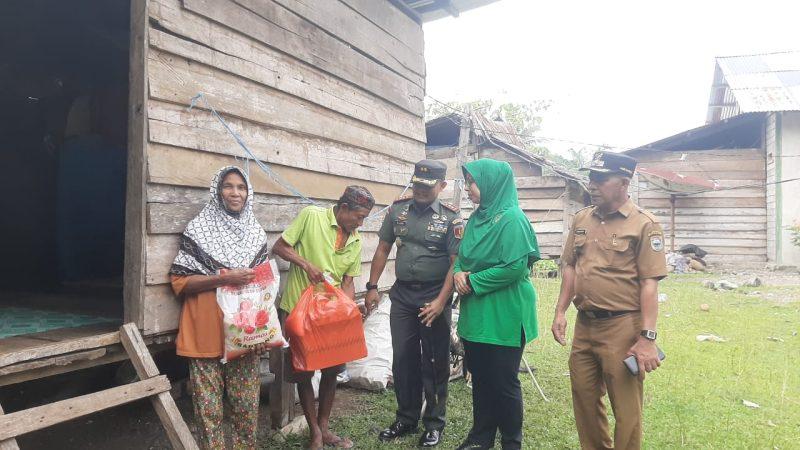 Komandan Kodim 1311/Morowali, Letkol Inf Alzaki bersama sang istri membagikan paket sembako kepada sejumlah warga di wilayahnya/Ist