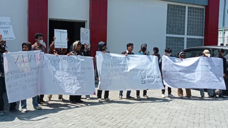 Massa mengatasnamakan Aliansi Mahasiswa Universitas Tadulako (Untad) menggelar aksi bisu atau tutup mulut, Senin (31/7/2023)/hariansulteng