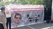 Aksi protes terhadap Rocky Gerung di DPRD Sulteng/hariansulteng