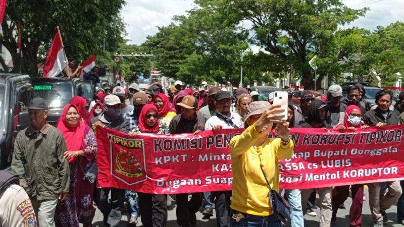 Warga Desa Marana demo menuntut agar Bupati Donggala, Kasman Lassa ditangkap/hariansulteng