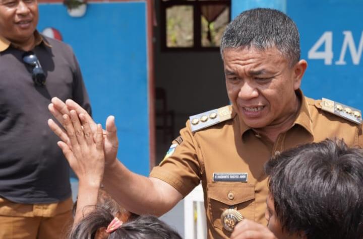 Wali Kota Palu, Hadianto Rasyid melakukan kunjungan ke SD Kecil Wana, Kecamatan Ulujadi, Kota Palu, Selasa (15/8/2023)/Pemkot Palu